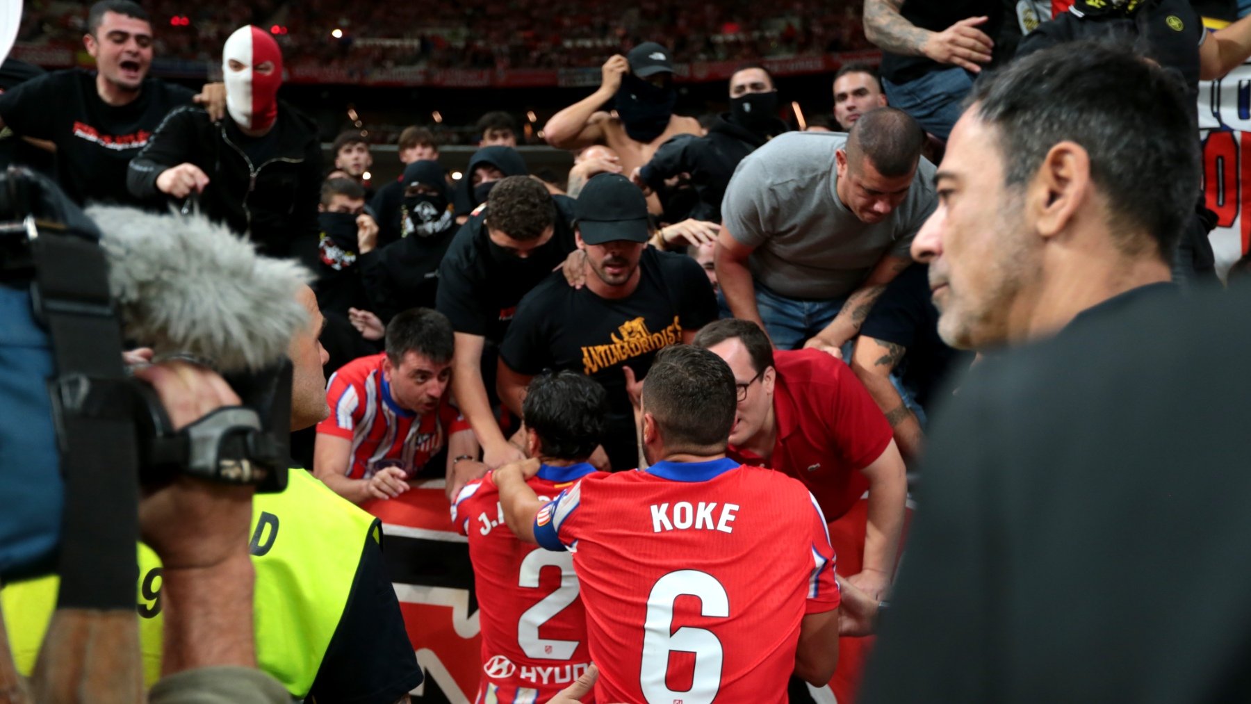 Jugadores del Atlético hablan con ultras del Frente. (Getty)