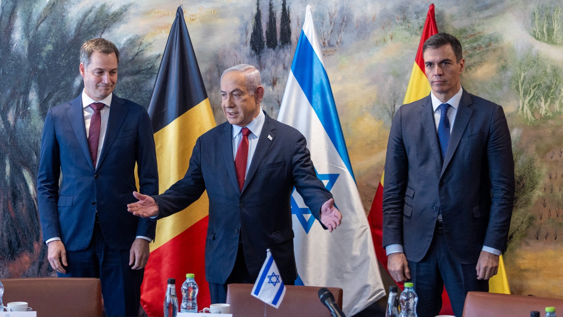 Sánchez con Netanyahu y el primer ministro belga tras el 7-O. (Foto: EP)