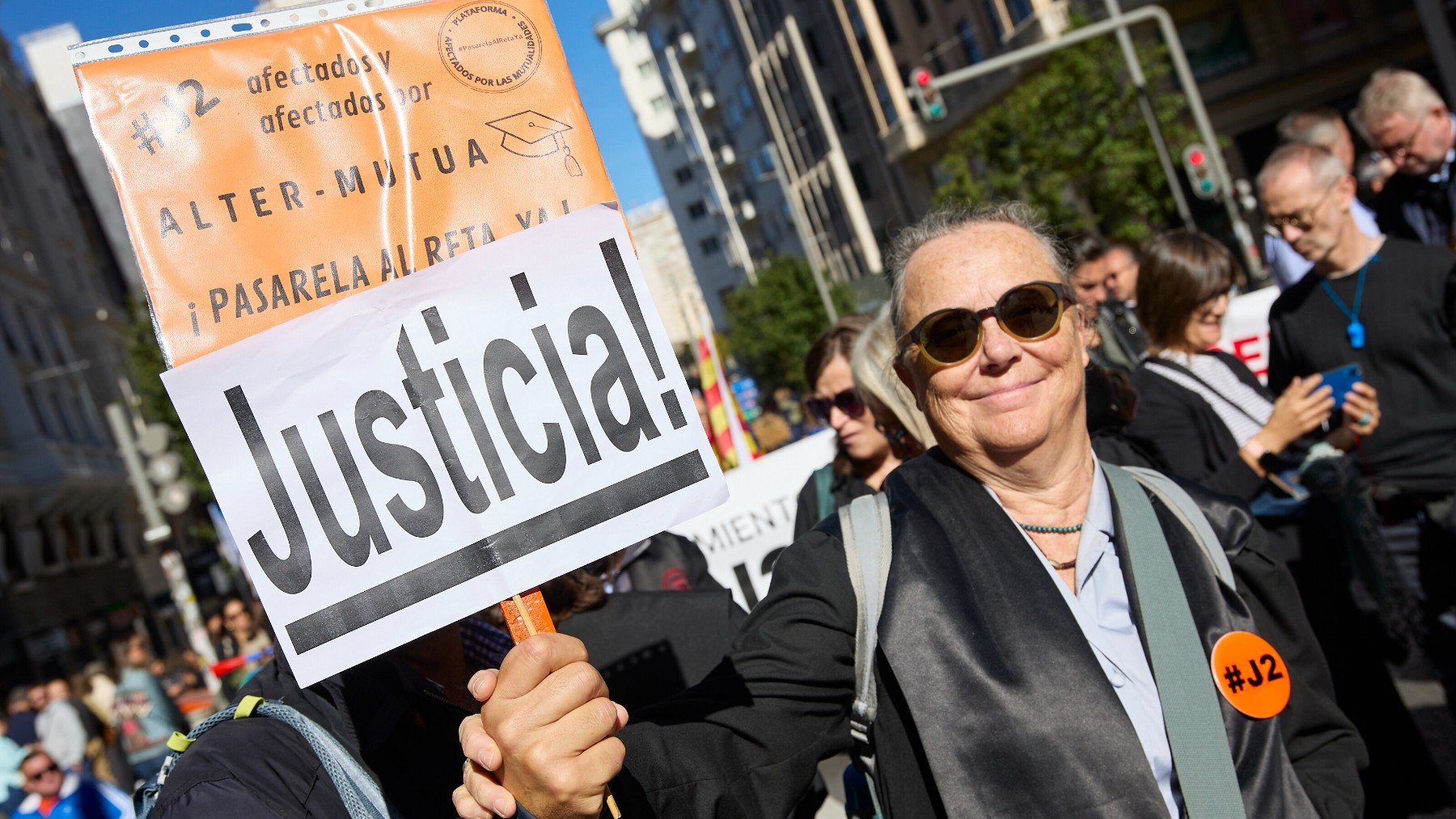 Varias personas durante una manifestación de abogados afectados por la mutualidad. (EP)