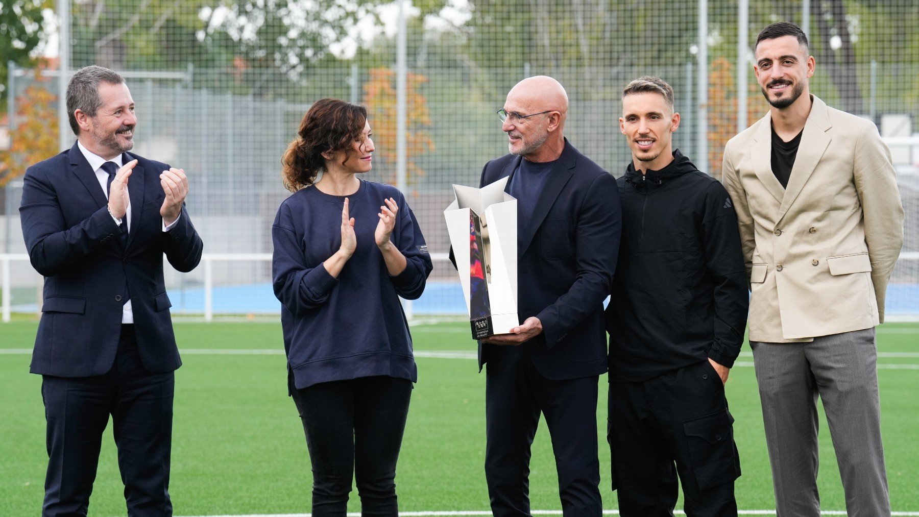 Isabel Díaz Ayuso con Luis de la Fuente, Grimaldo y Joselu. (EFE)