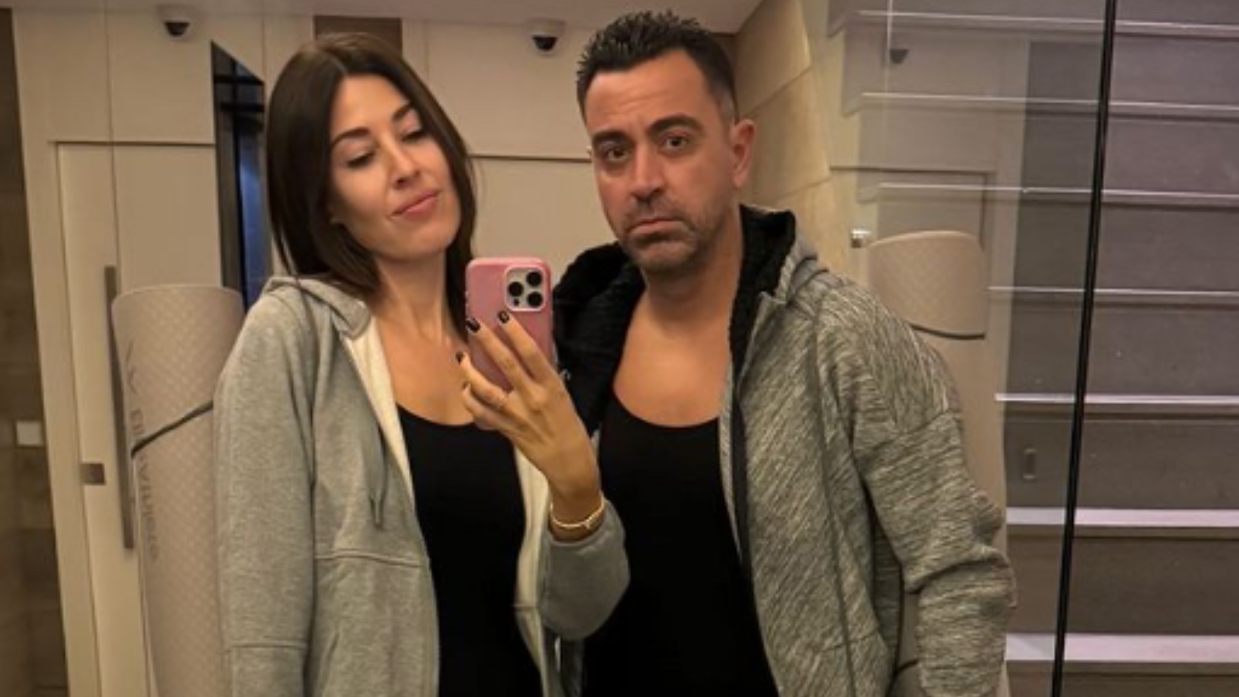 Xavi Hernández junto su mujer Nuria Cunillera, disfrazados. (@nuriacunillera81)