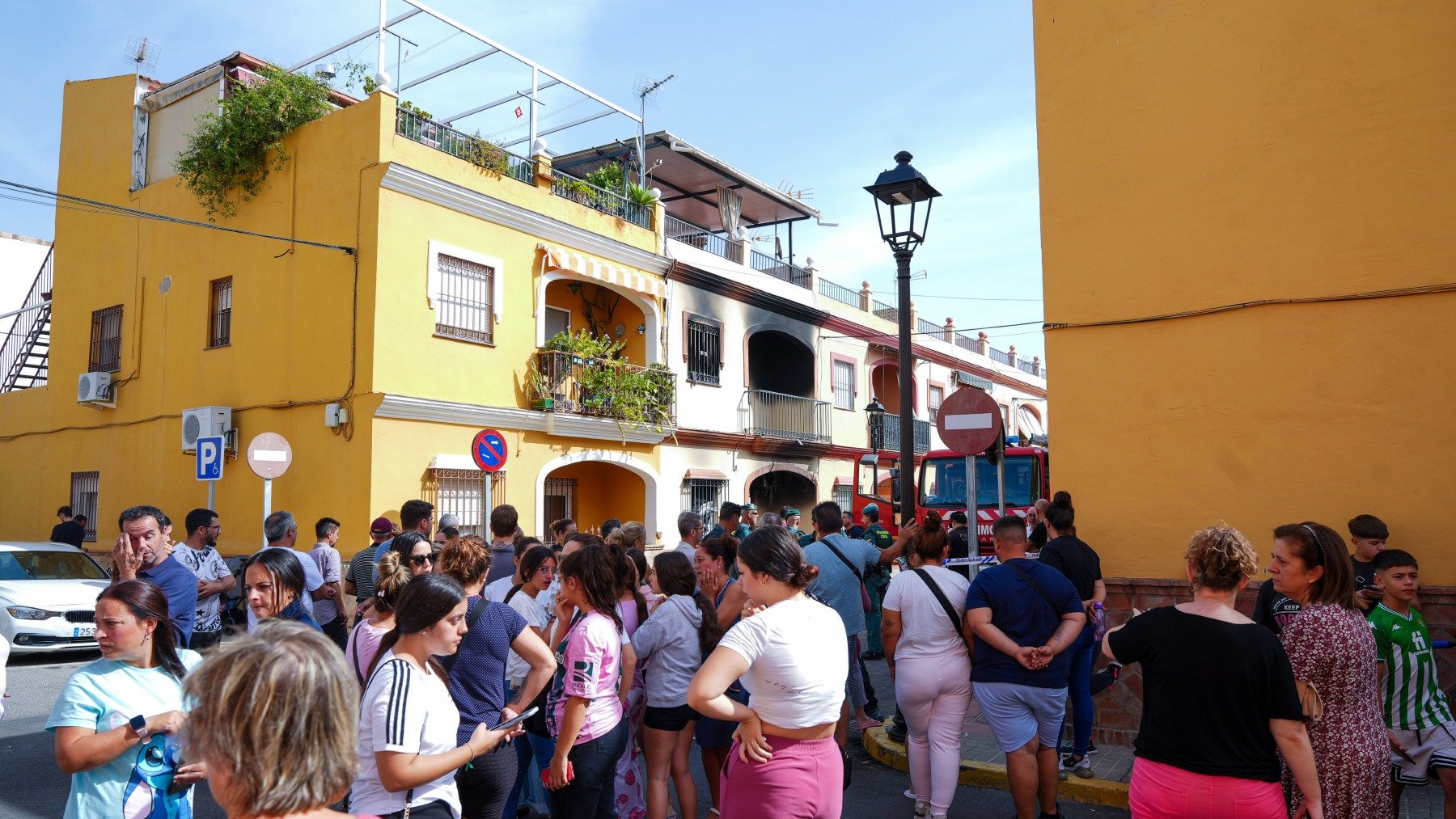 Vecinos frente a la vivienda incendiada en Guillena. (Foto: EP)