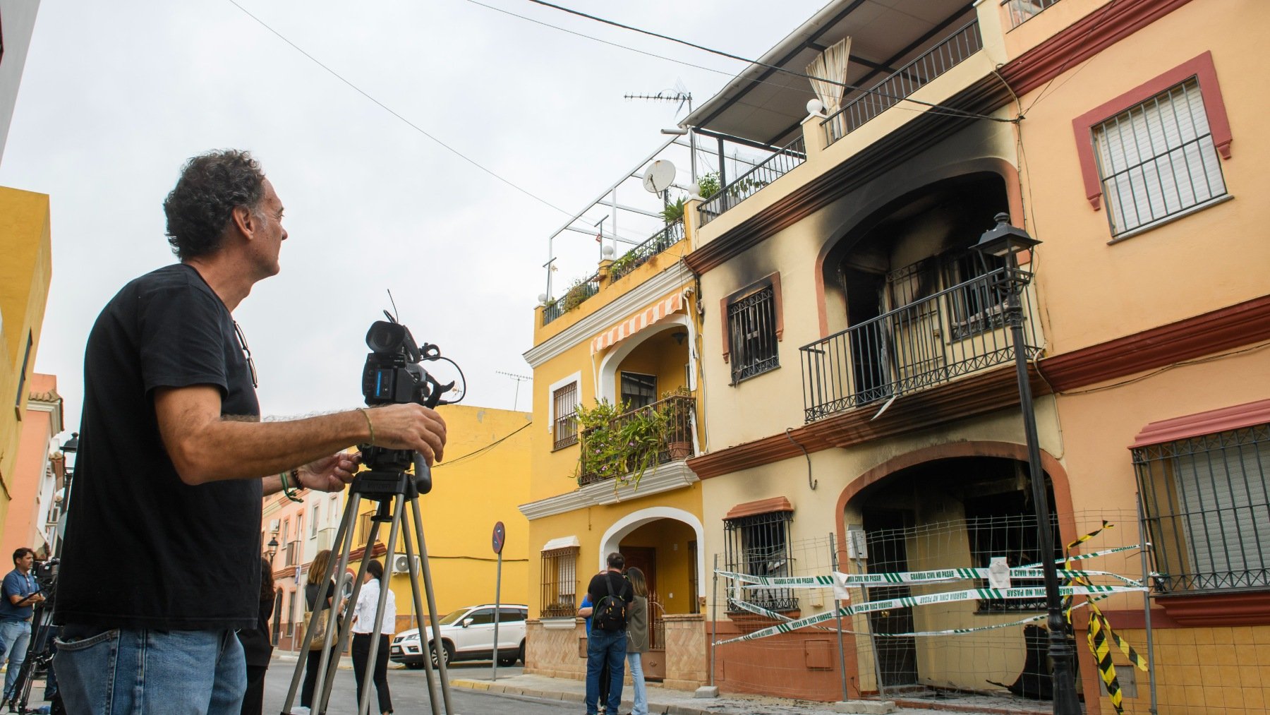 Fachada de la vivienda de Guillena donde se produjo el incendio. (Foto: Efe)