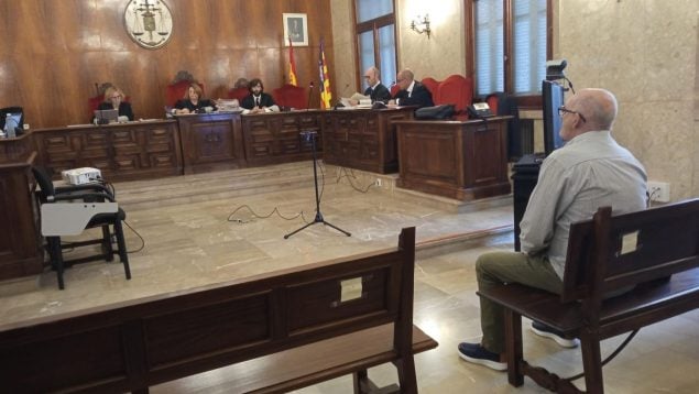 El acusado de estrangular a su mujer, durante el juicio en la Audiencia. (EP)