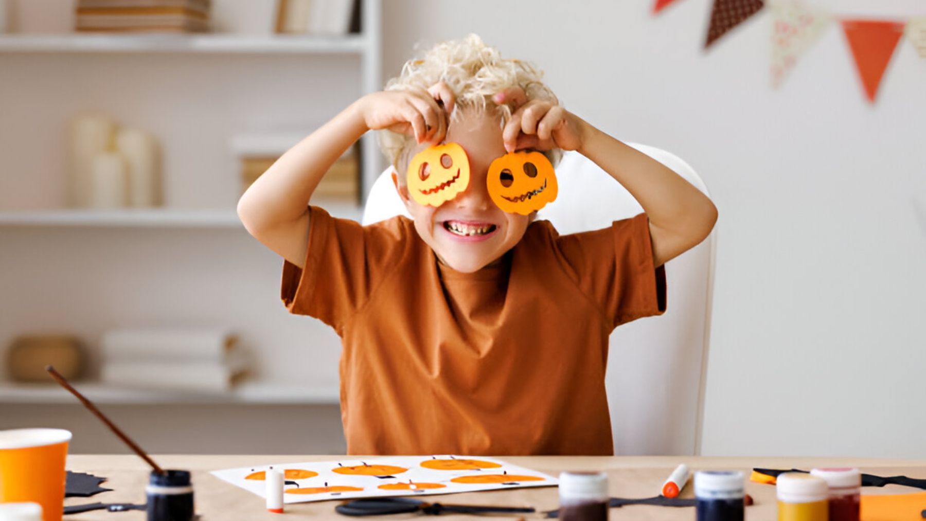 Niño haciendo una manualidad de Halloween.