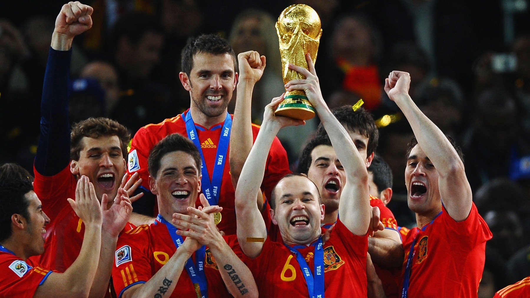 Andrés Iniesta levanta el trofeo del Mundial. (Getty)