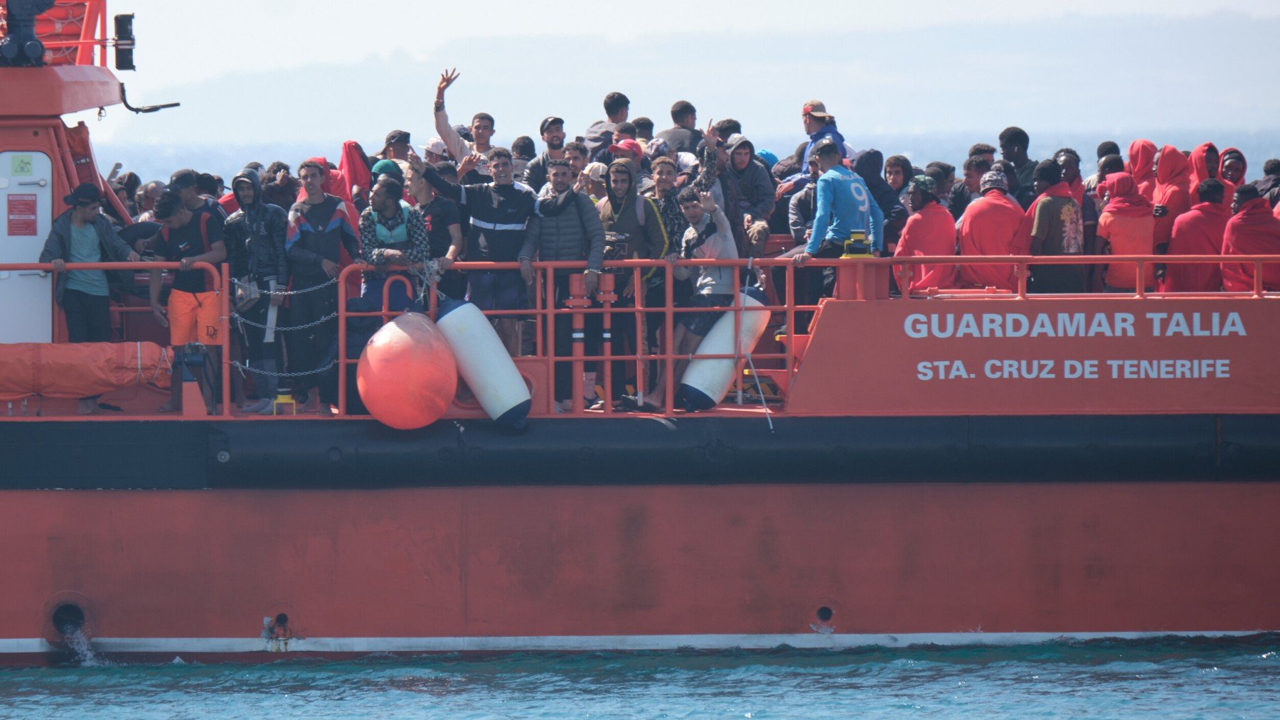 Inmigrantes ilegales en un barco de Salvamento Marítimo en Canarias. (Foto: EP)