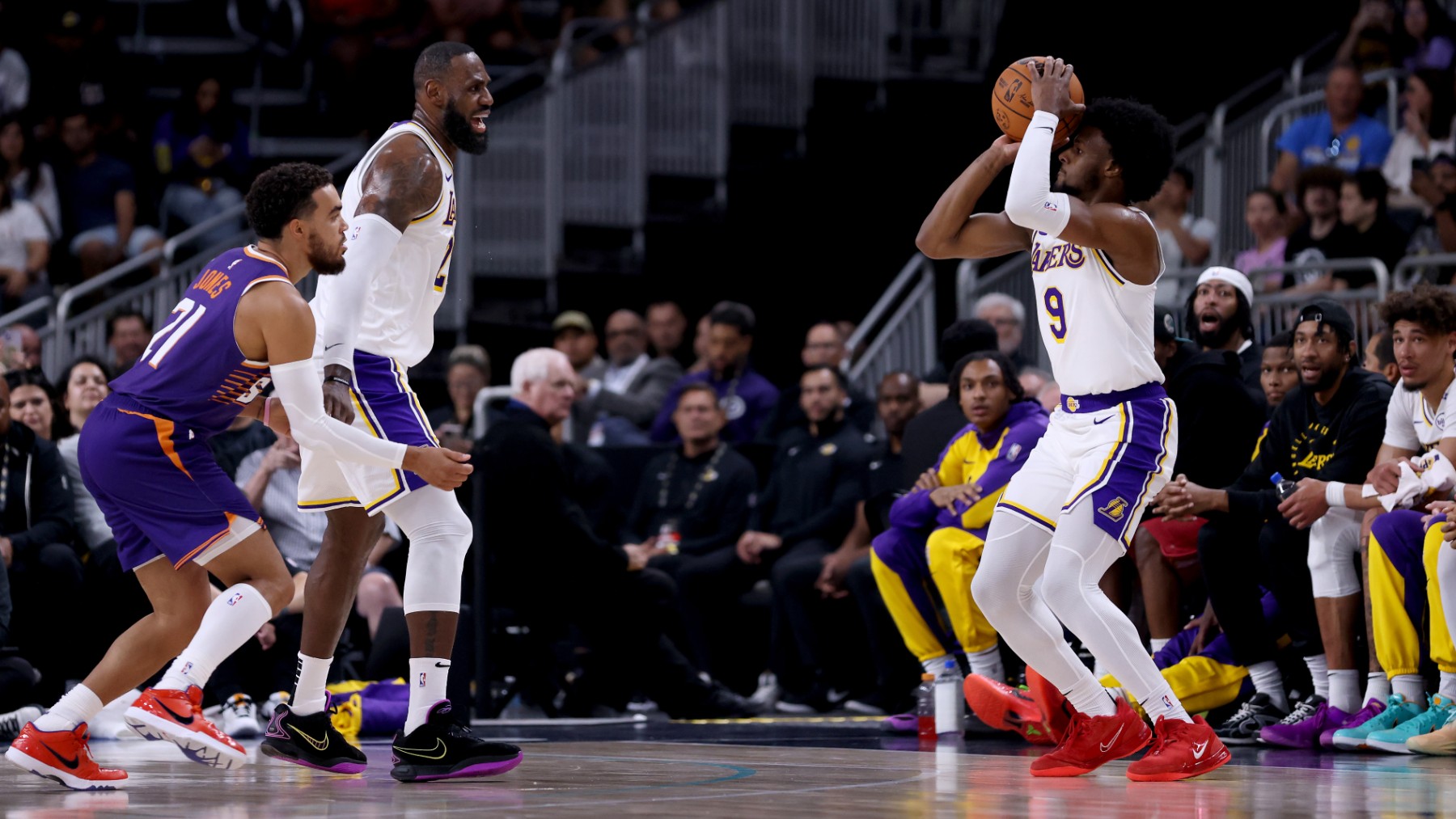 LeBron James y su hijo Bronny, en el partido de los Lakers. (Getty)