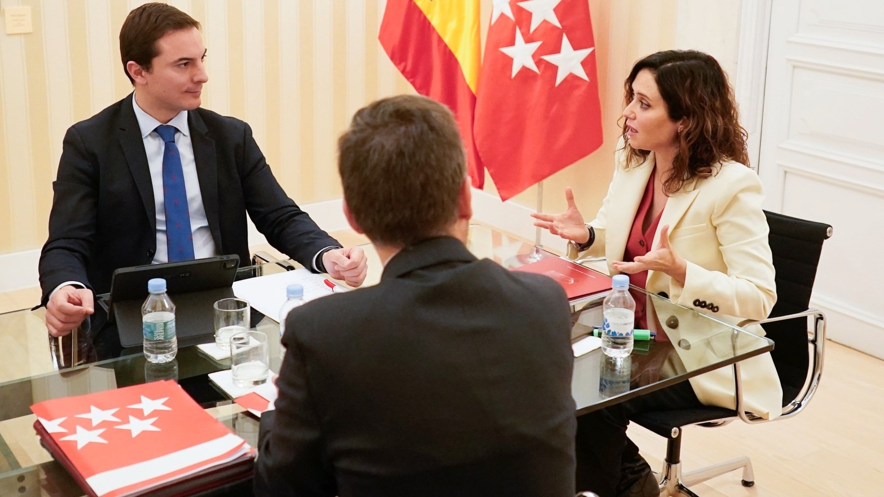 Juan Lobato con Isabel Díaz Ayuso. (Foto: EP)