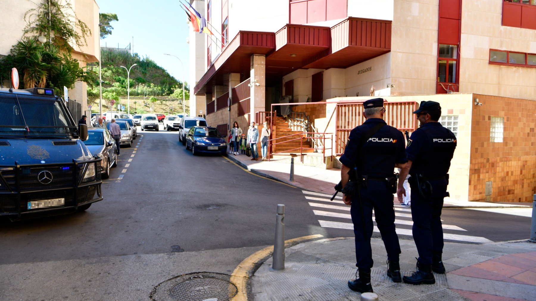 Dos agentes de la Policía Nacional en Ceuta. (EP)