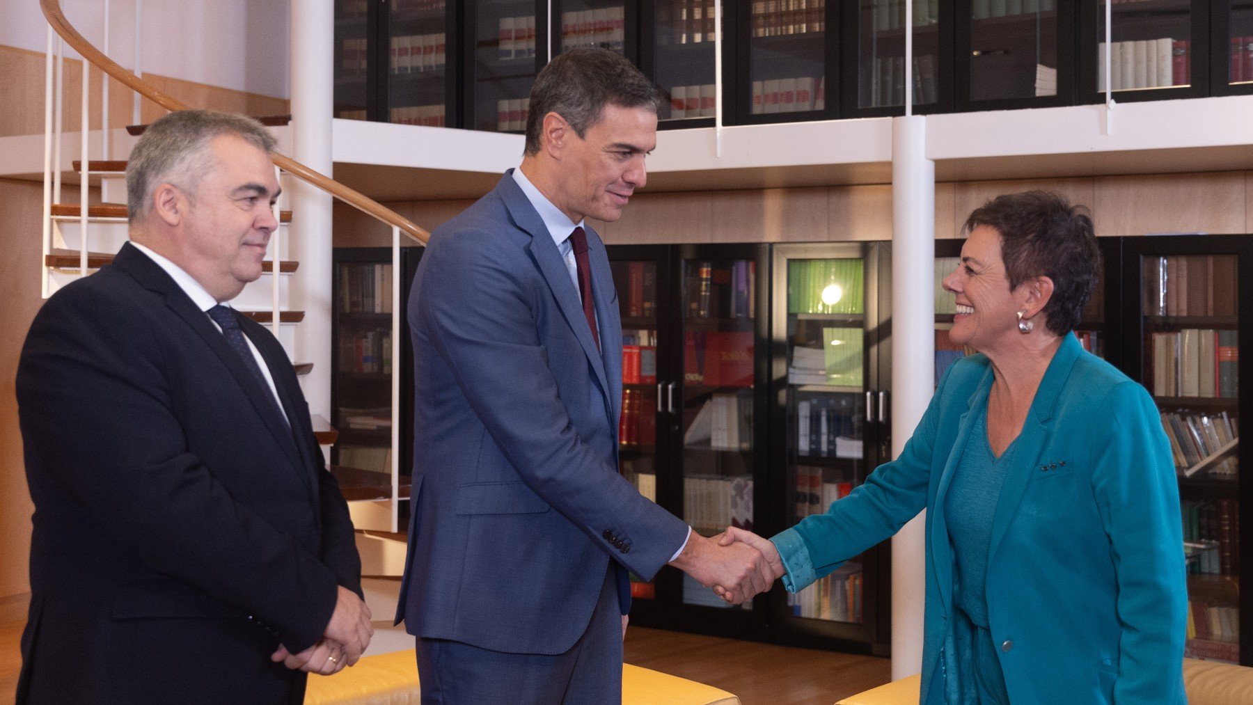 Sánchez con Aizpurua, portavoz de Bildu. (Foto: EP)