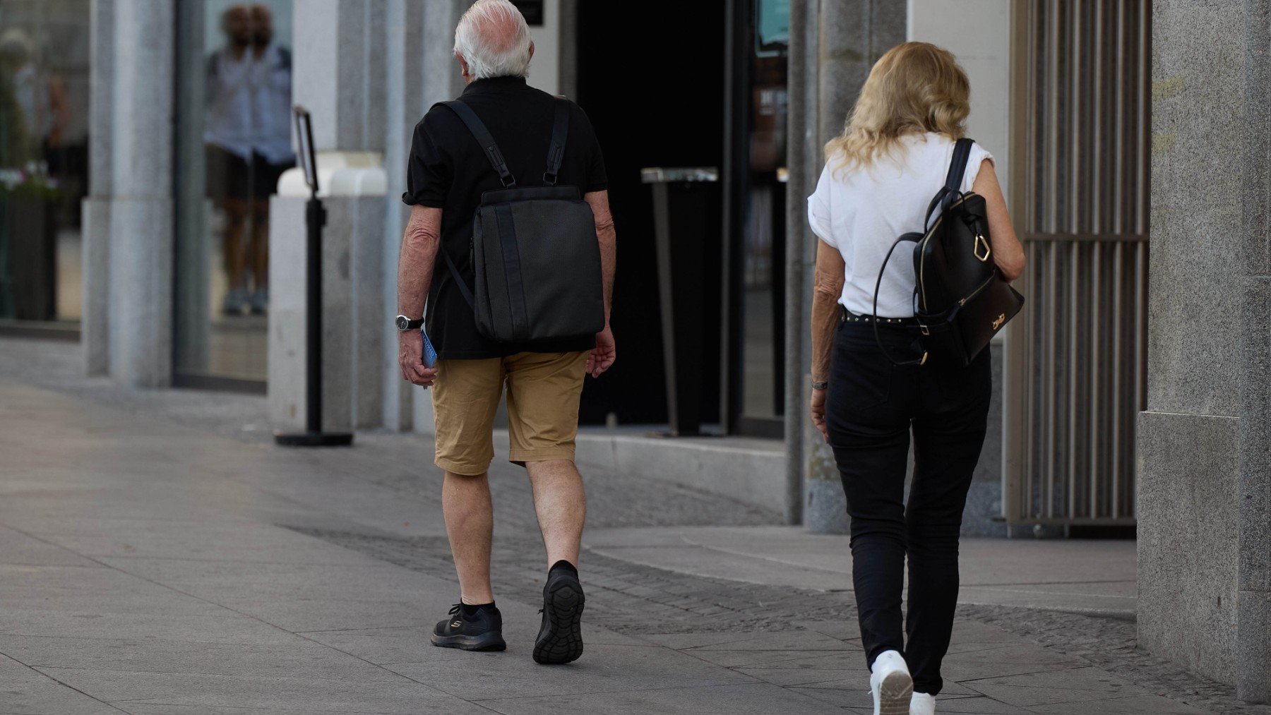 Un señor mayor camina por una calle de Madrid. (EP)