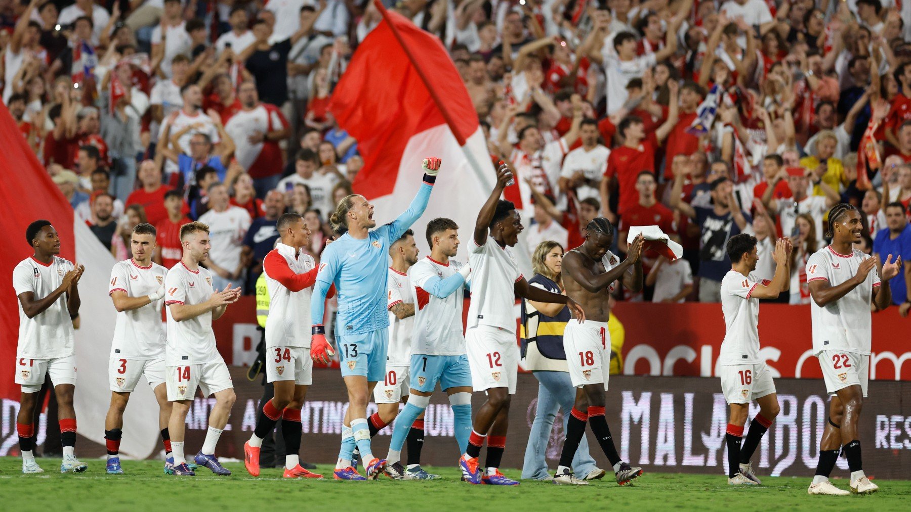 Los jugadores del Sevilla celebran el triunfo en el derbi. (EFE)