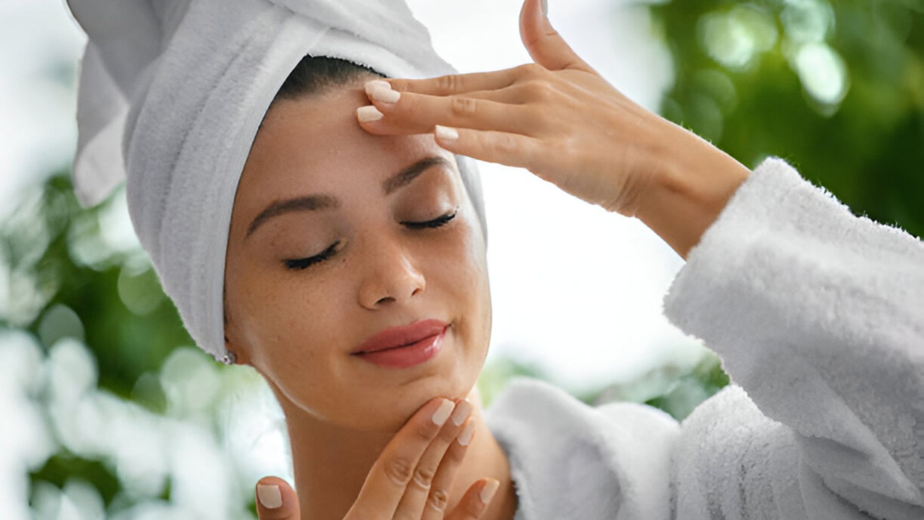 Mujer aplicando tratamiento de belleza.