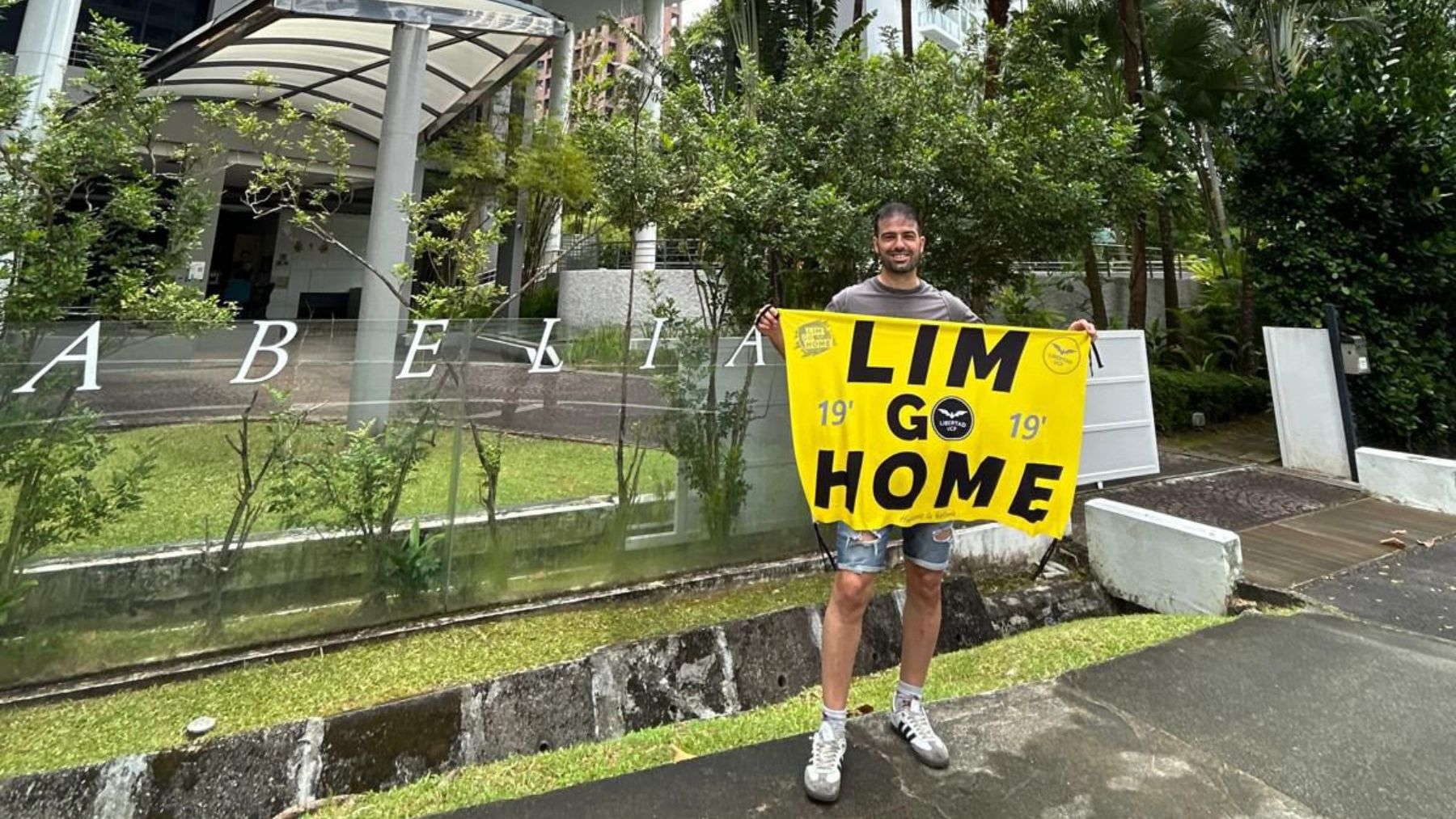 Un aficionado del Valencia en Singapur. (X)