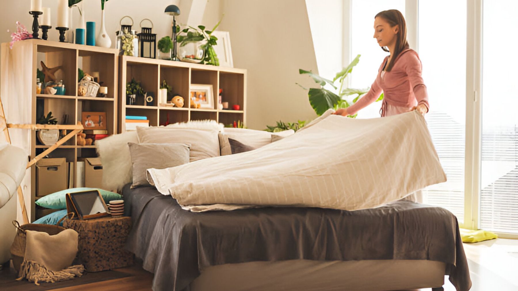 Mujer haciendo la cama.