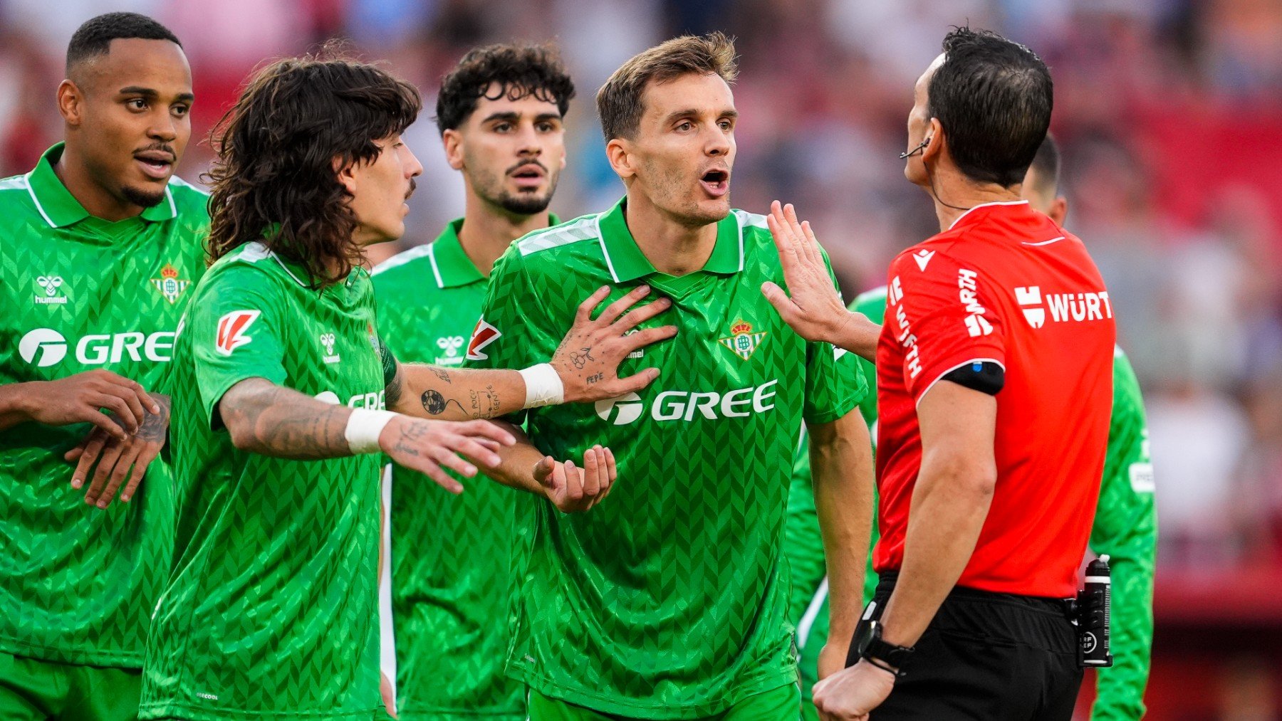 Diego Llorente durante el derbi sevillano. (Europa Press)