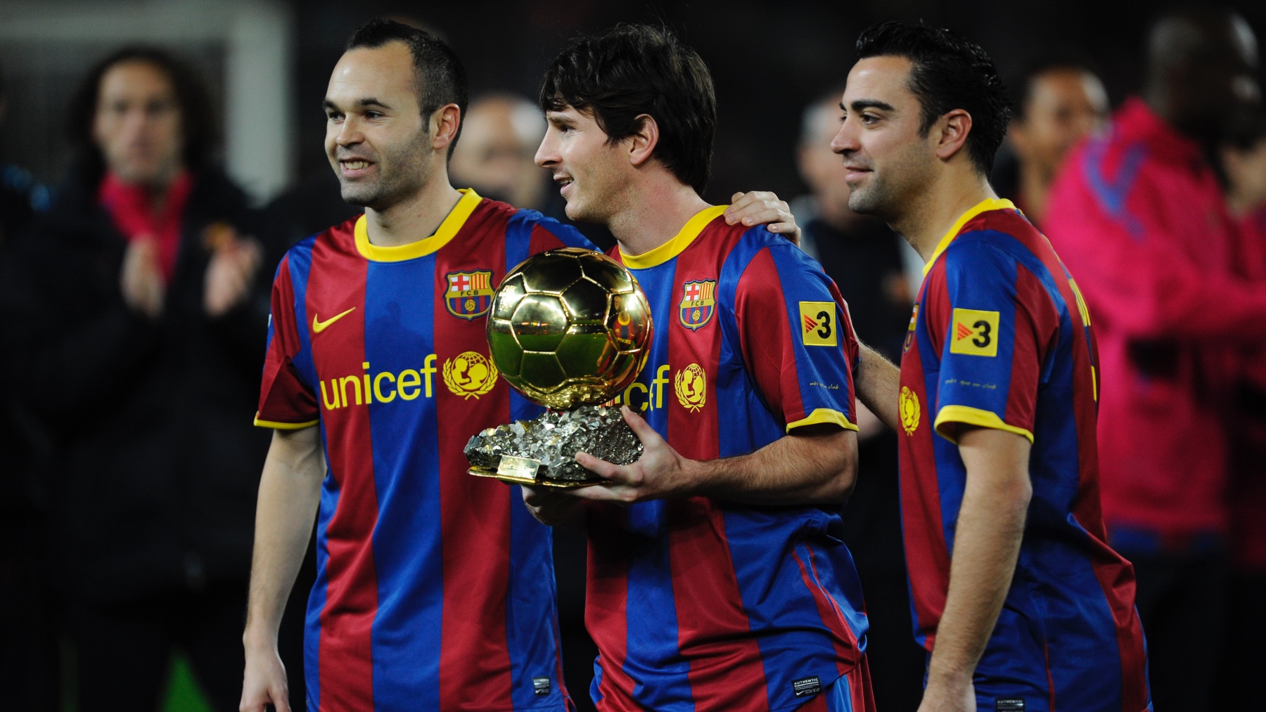 Andrés Iniesta junto a Xavi Hernández y el ganador del Balón de Oro en 2010, Leo Messi. (Getty)