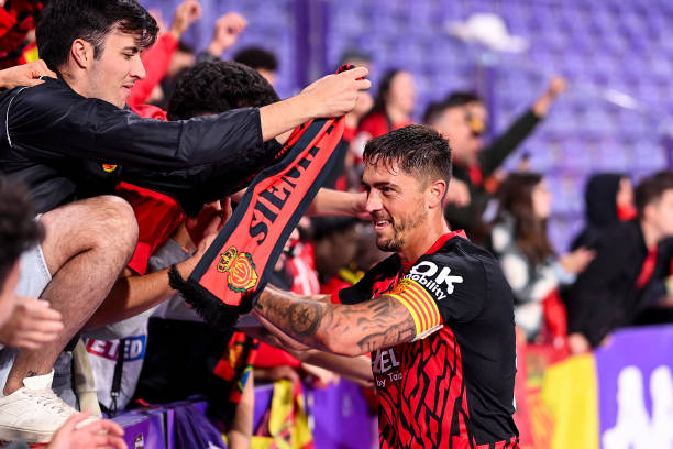 Antonio Raíllo celebra con aficionados mallorquinistas la victoria en el José Zorrilla.