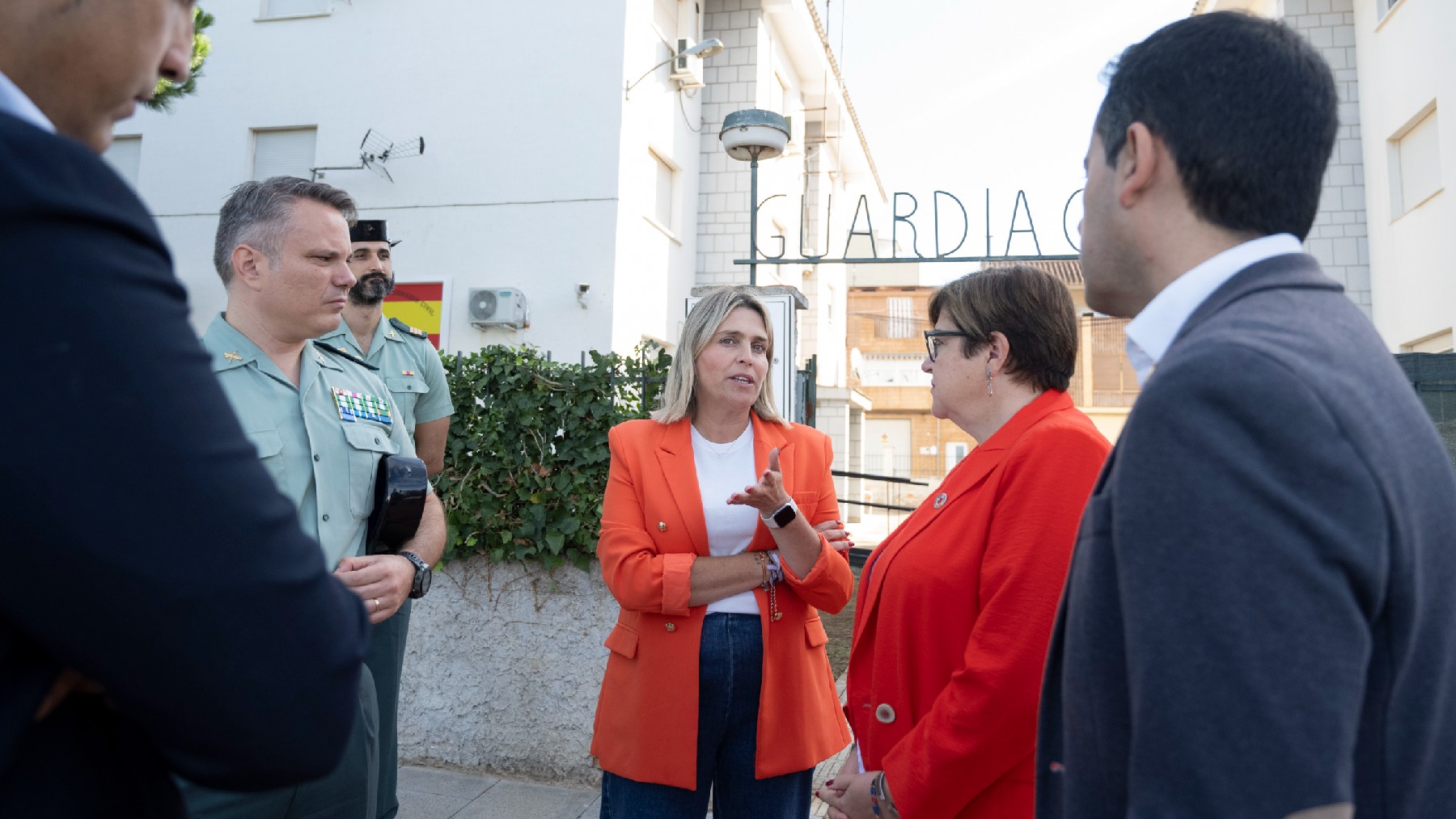 Marta Barrachina, de frente en la imagen, ante el cuartel de la Guardia Civil en Cabanes, en Castellón.