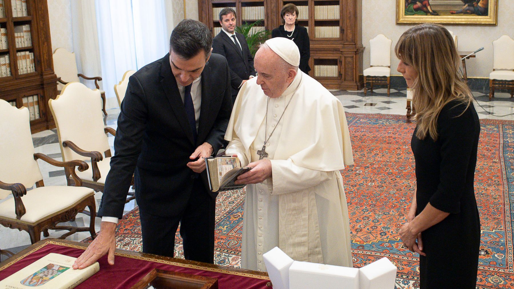 Pedro Sánchez, el Papa Francisco y Begoña Gómez, en 2020. (Foto: EP)