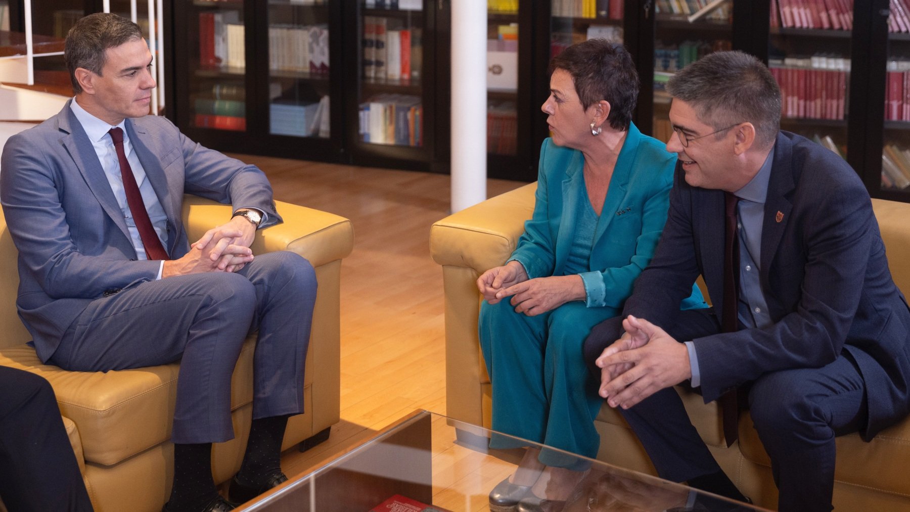 Pedro Sánchez con los diputados de Bildu. (Foto: EP)