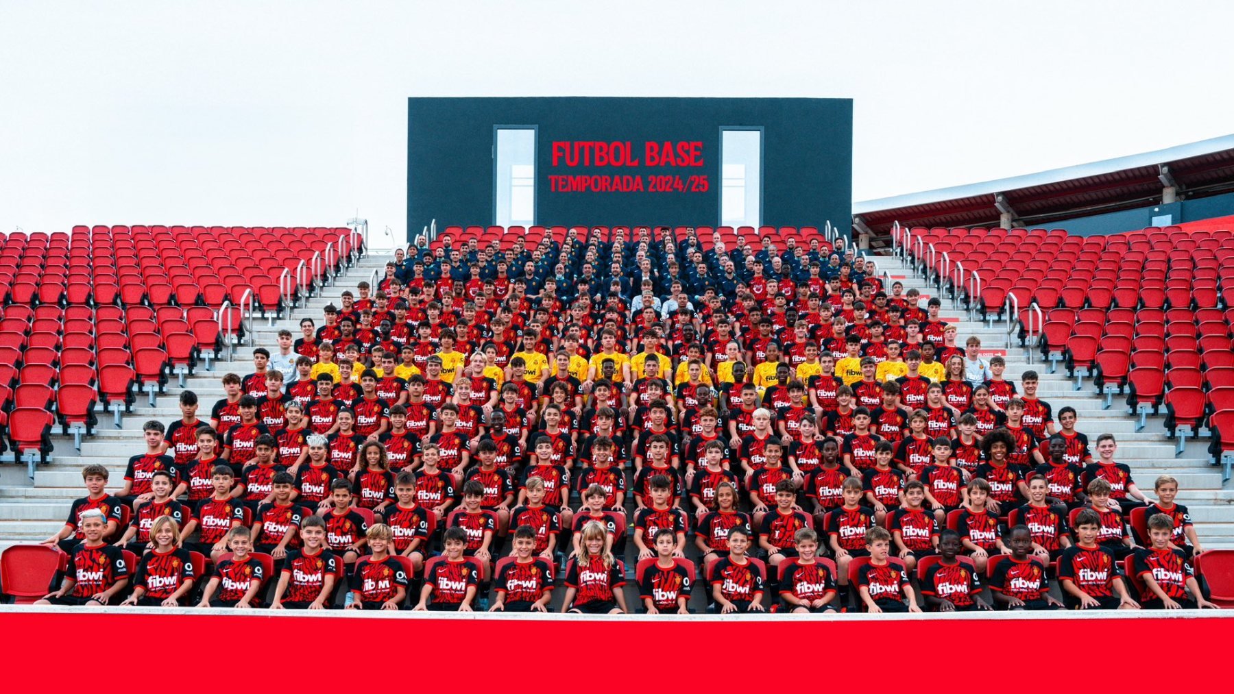 Todos los jugadores del fútbol base del Mallorca, posando.