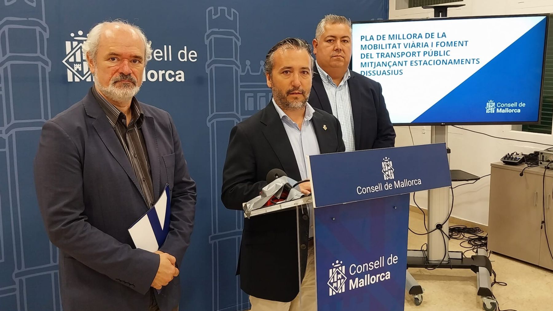 El conseller de Territorio, Movilidad e Infraestructuras, Fernando Rubio, junto al director insular de Infraestructuras, Rafel Gelabert y el de Movilidad, Rafel Oliver.