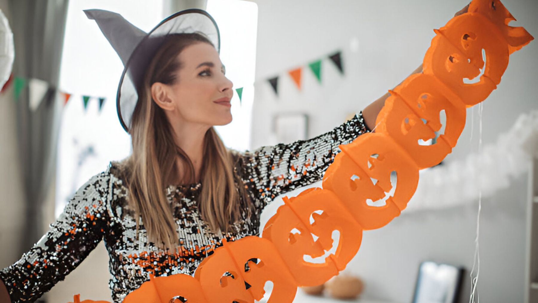 Mujer decorando para Halloween.