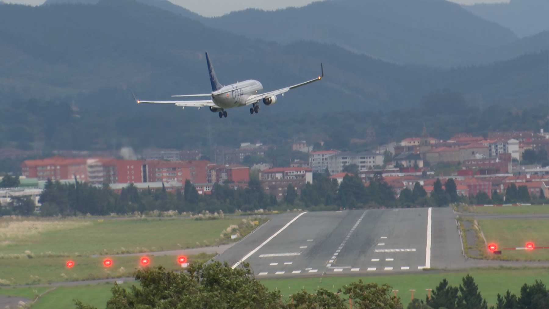 Un avión tratando de aterrizar en el aeropuerto de Bilbao.