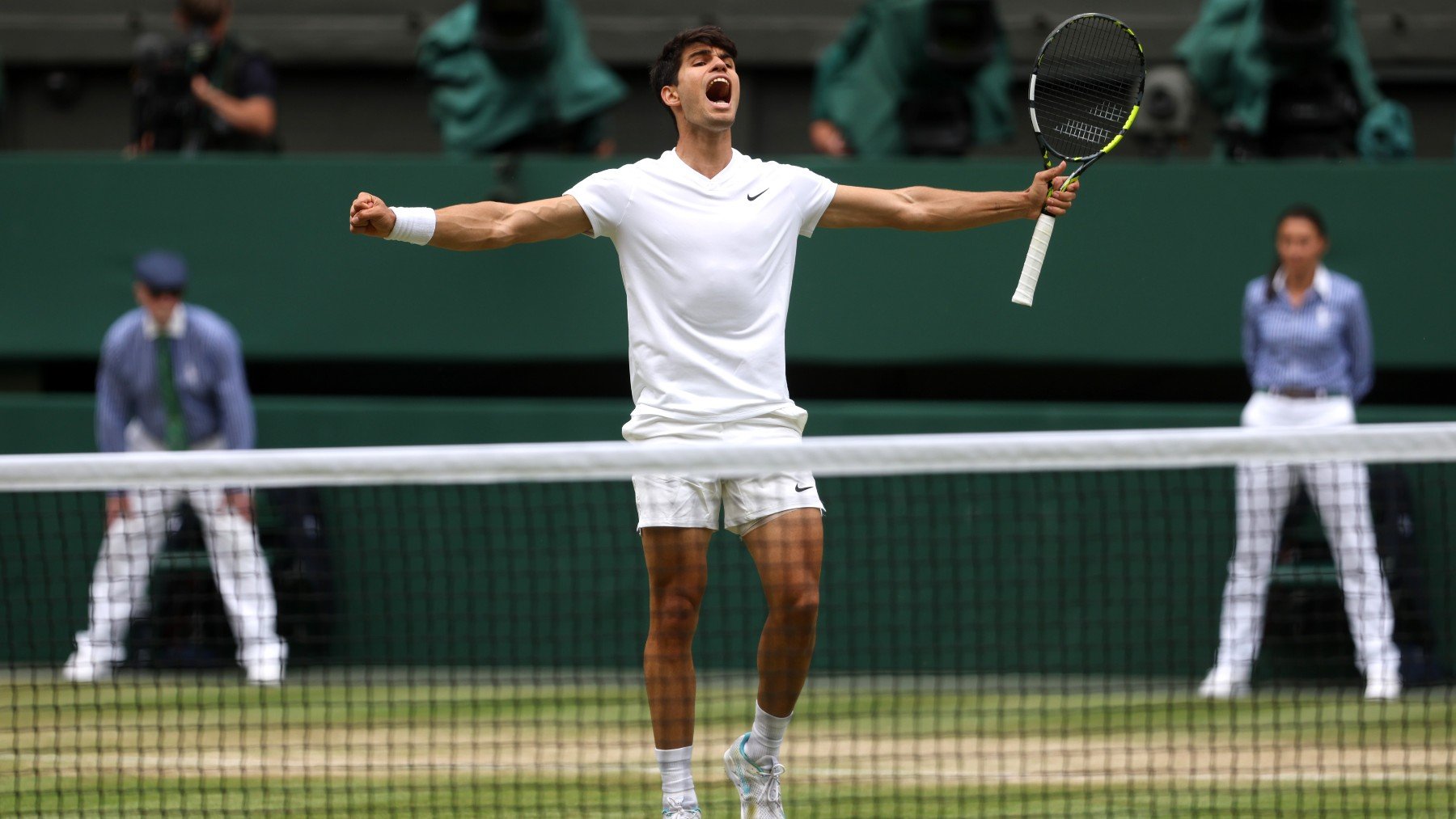 Carlos Alcaraz celebra su triunfo en Wimbledon. (Getty)