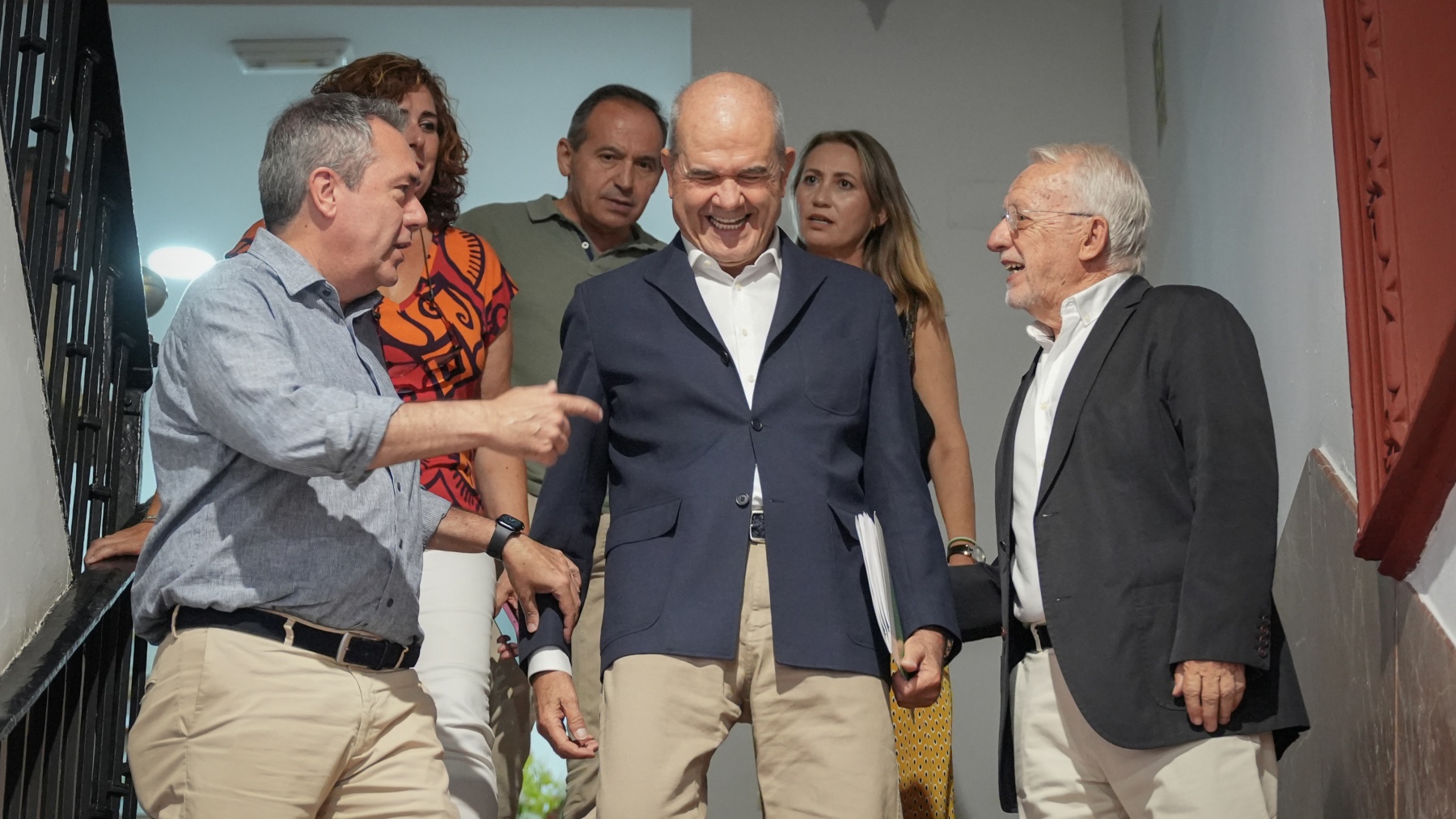 Manuel Chaves, en la sede del PSOE andaluz flanqueado por Juan Espadas y Manuel Pezzi. (Foto: EP)