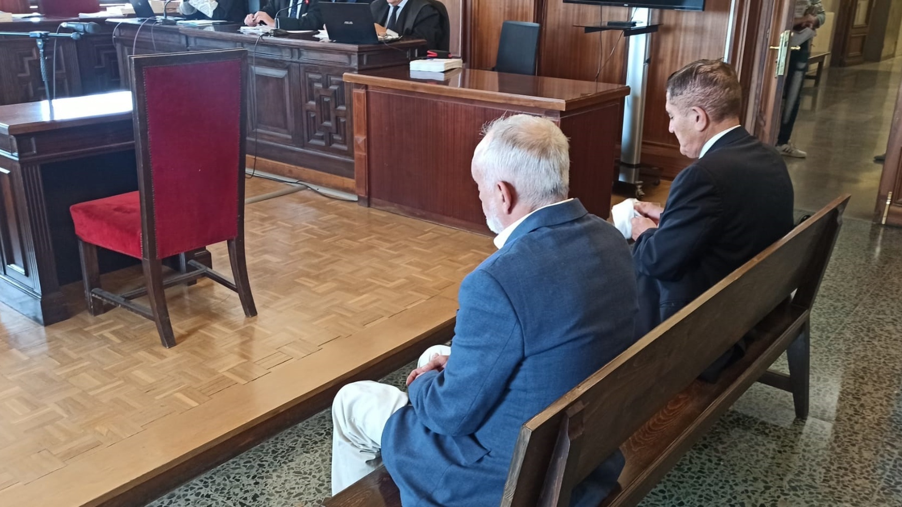 Fernando Villén y Antonio Torres, en el banquillo de los acusados de la Audiencia de Sevilla. (Foto: EP)