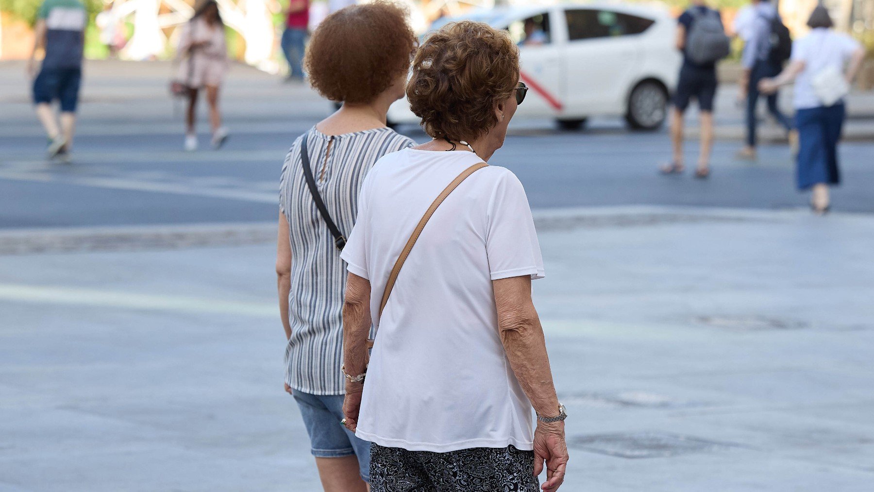 Dos señoras mayores caminan por una calle de Madrid. (EP)