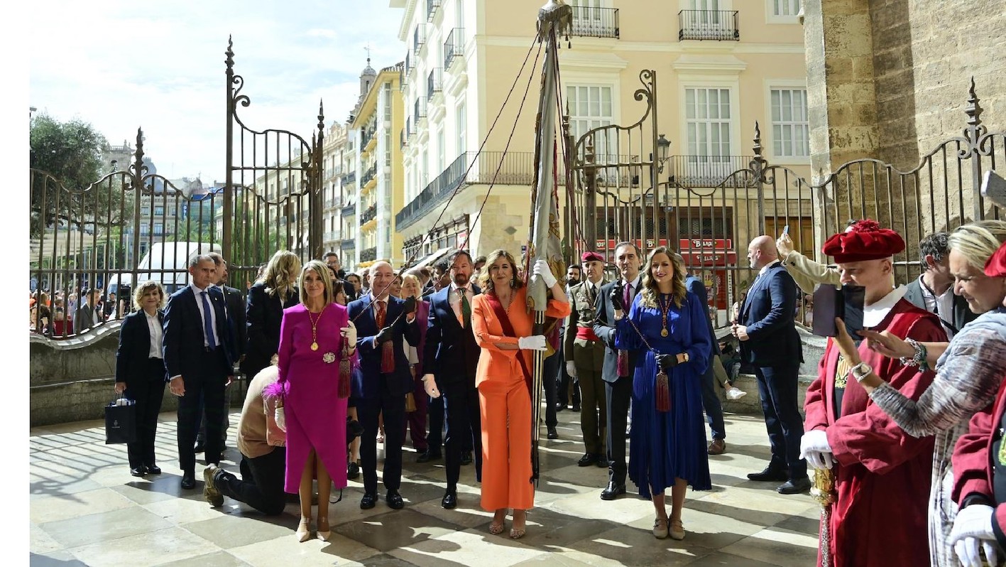 María José Catalá introduce en la Catedral de Valencia la Real Señera valenciana.