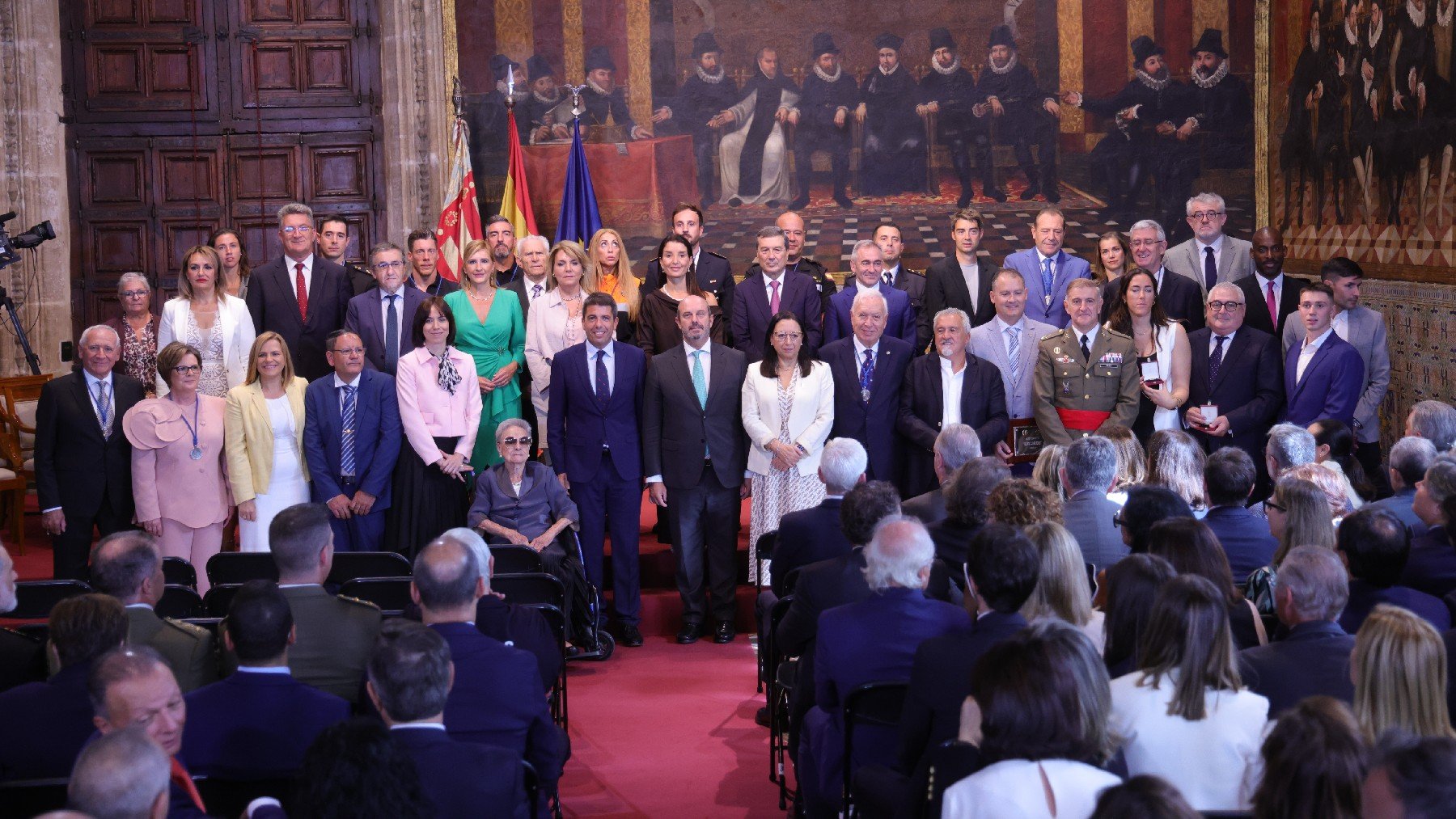 Carlos Mazón con su Gobierno y los galardonados este ‘9 d’Octubre’.