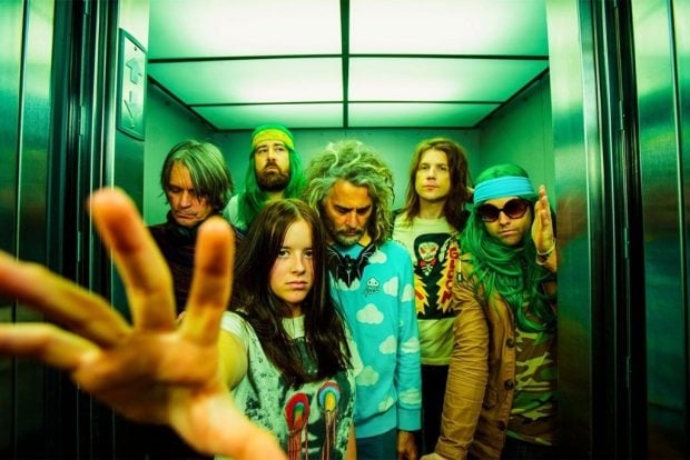 Nell Smith debutó en el mundo discográfico colaborando con el grupo The Flaming Lips en un disco de versiones de Nick Cave.