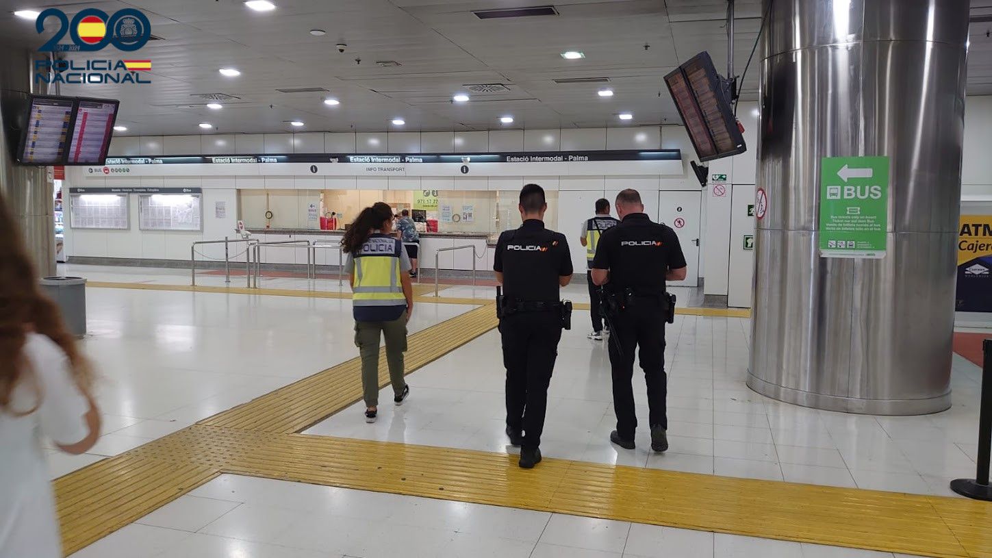 Agentes en la Estación Intermodal de Palma.