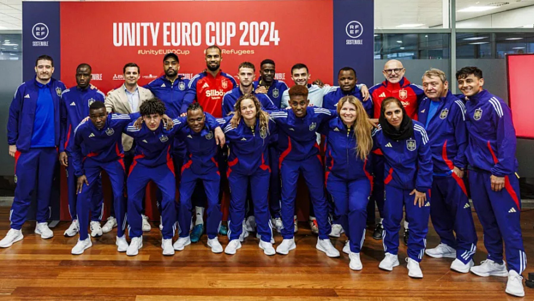 La selección española de refugiados junto a Luis de la Fuente, Pedri y Robert Sánchez. (RFEF)