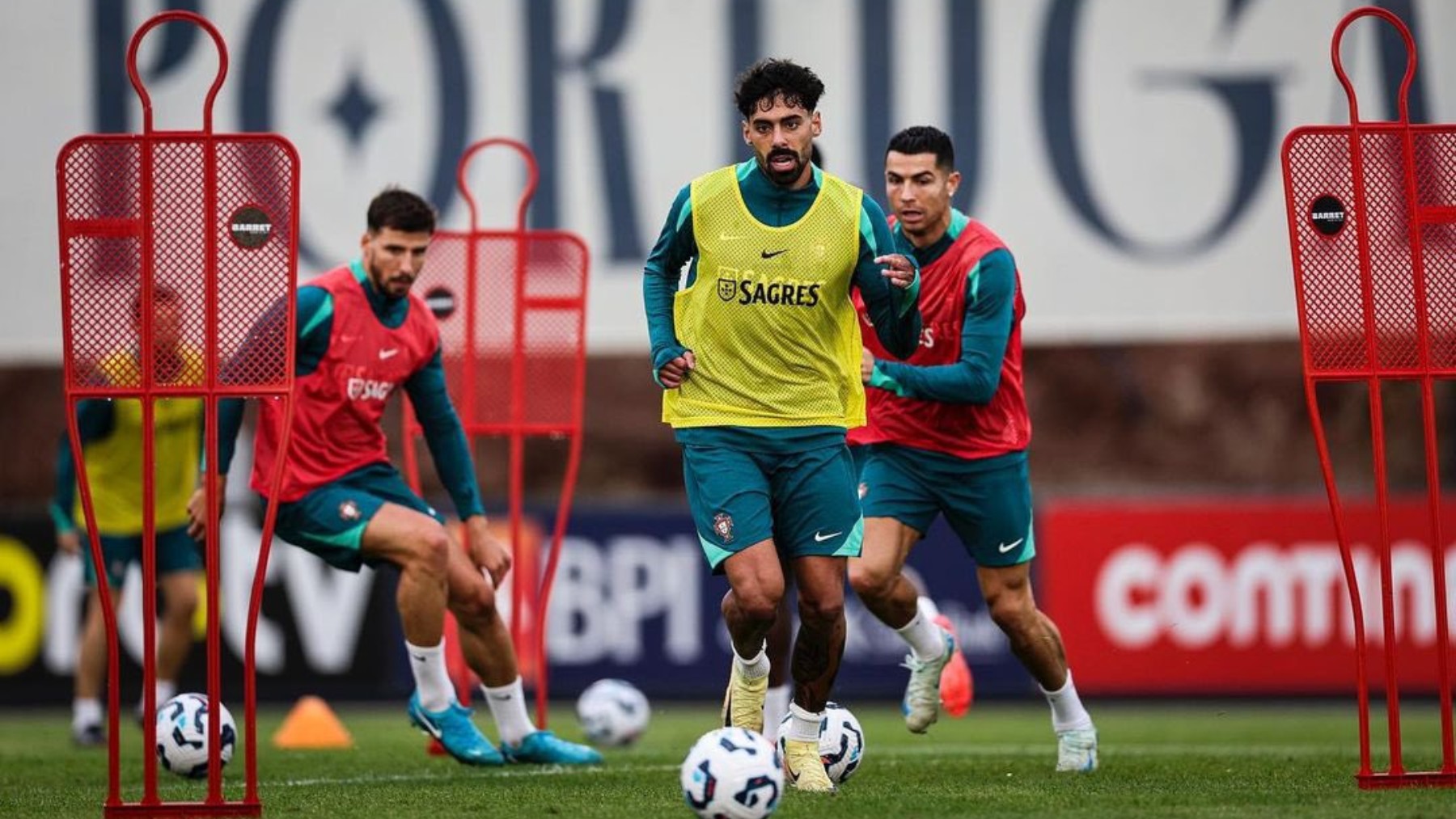 Samú Costa, entrenando junto a Cristiano Ronaldo.