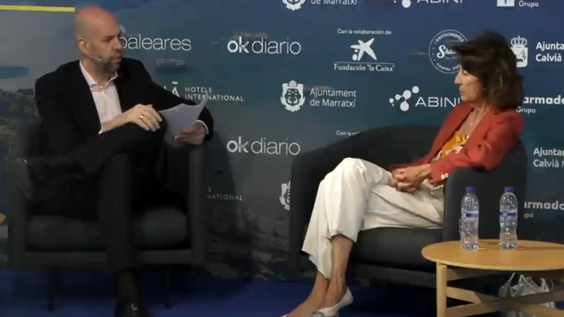 La presidenta de CAEB, Carmen Planas, entrevistada por el director de OKBALEARES, Miquel Ángel Ariza.