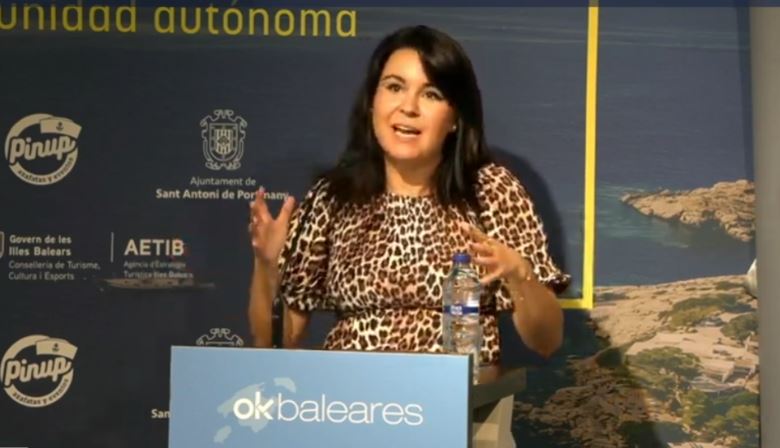 La presidenta no ejecutiva de OKDIARIO, Pilar R. Losantos, durante su intervención en ‘La Hora de Baleares’.