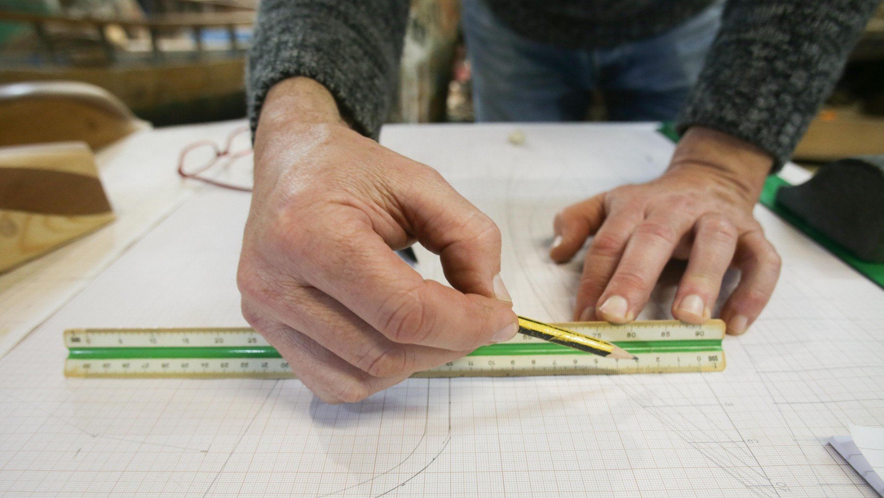 Un carpintero trabaja en su taller. (EP)