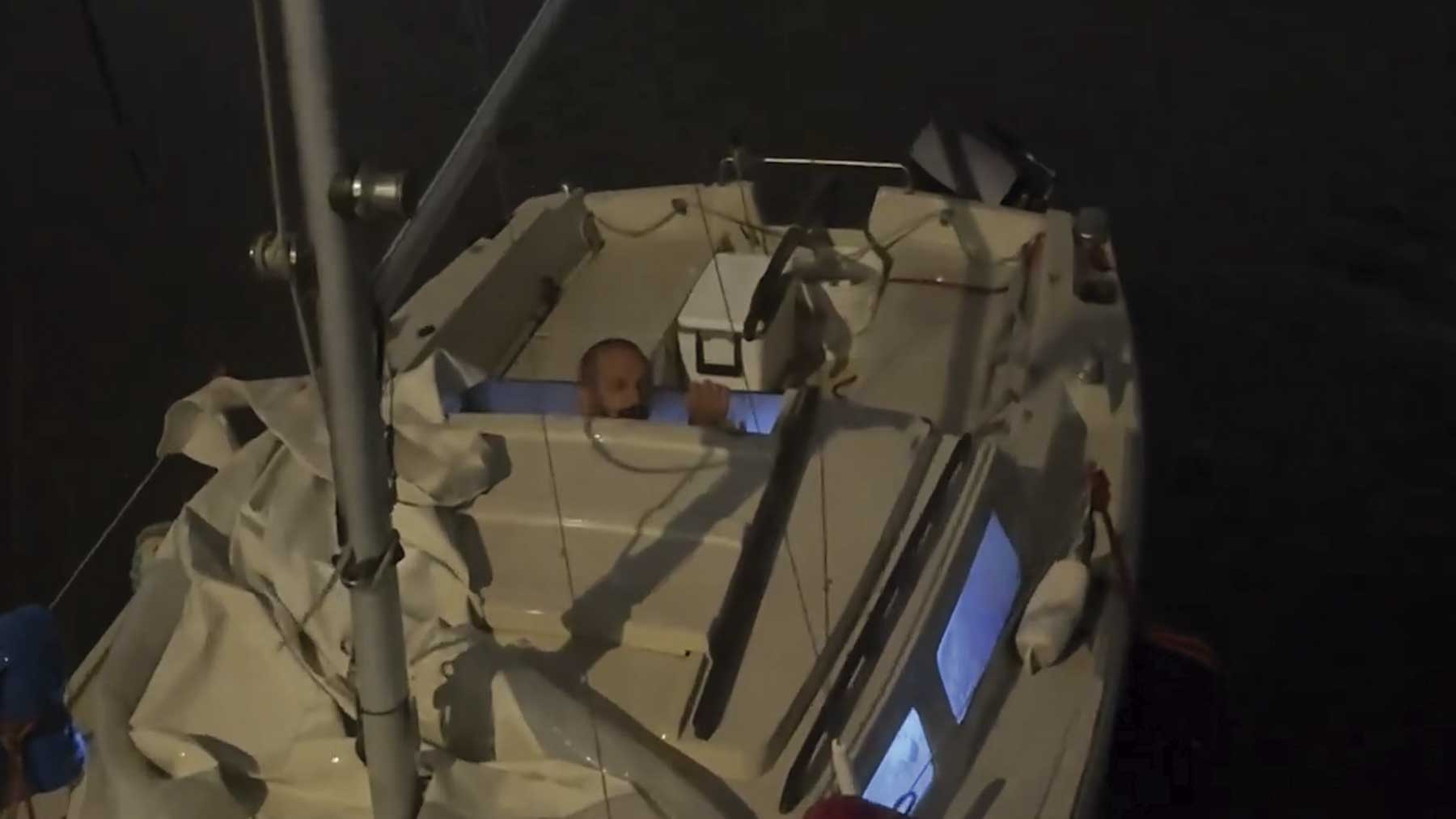 El superviviente apodado ‘teniente Dan’ en su velero.