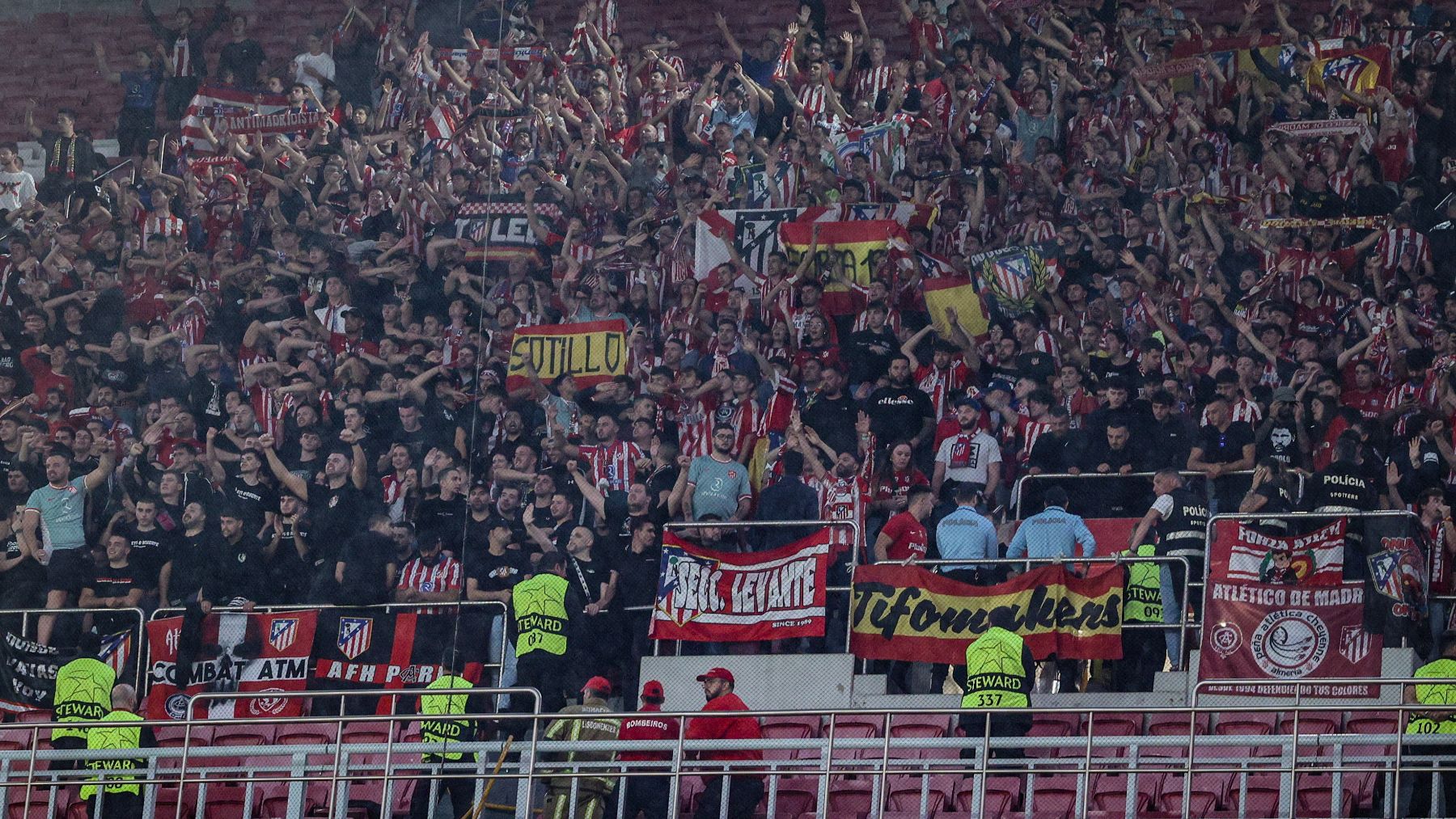 Afición del Atlético de Madrid en Da Luz. (EFE)