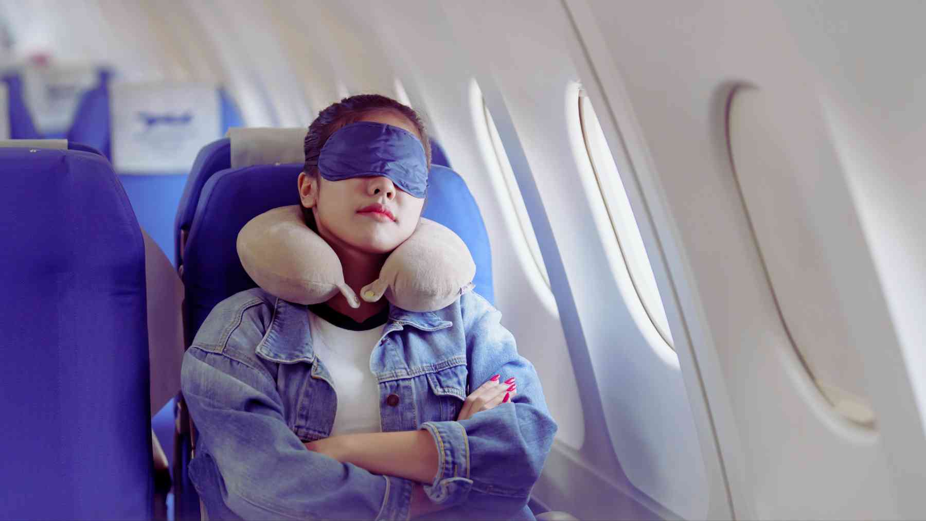 Una joven en un avión.