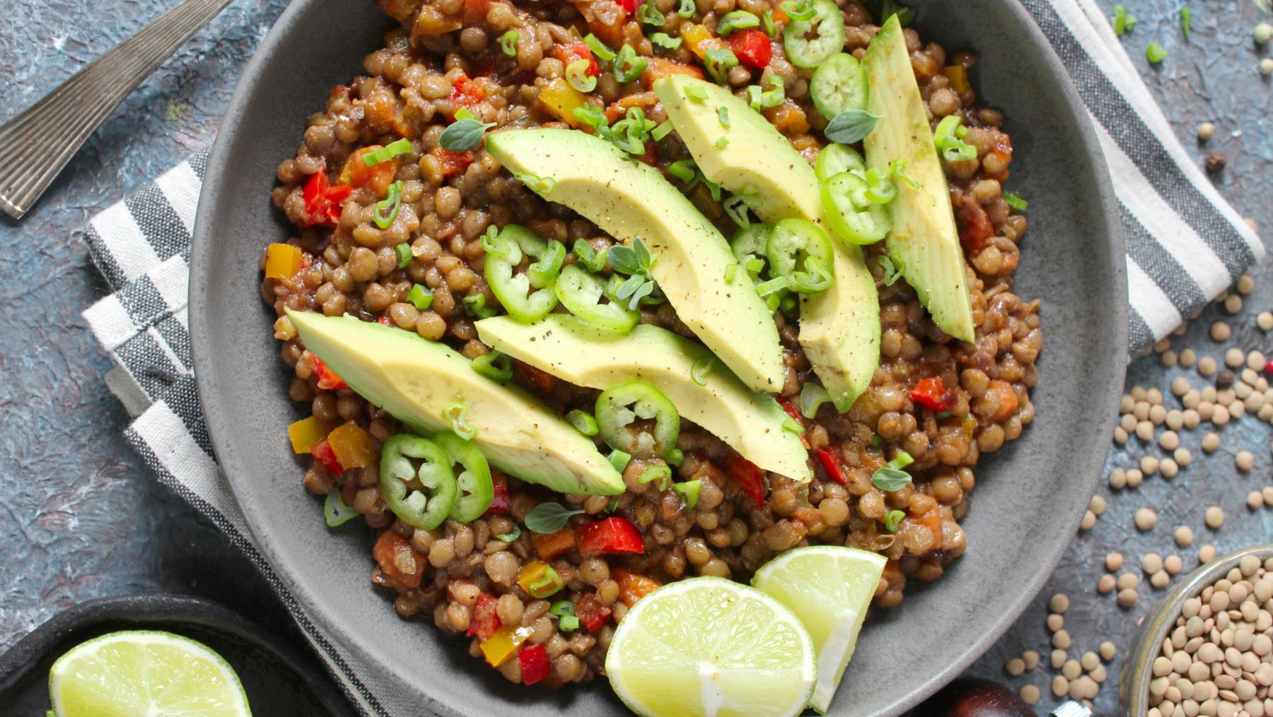 Ensalada de lentejas y aguacate.