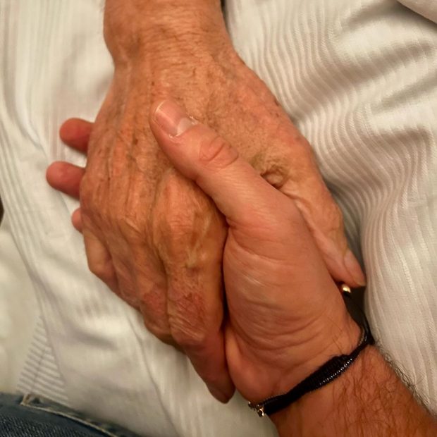 Miquel Valls ha compartido una foto de sus últimos momentos con su padre (Instagram).