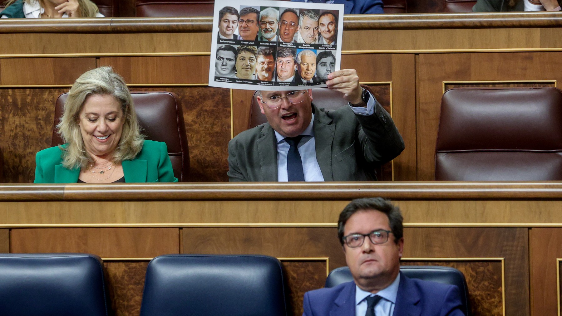 Tellado con un cartel con los 12 socialistas asesinados por ETA. (Foto: EP)