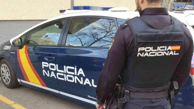 Un coche y un policía durante un desalojo de okupas